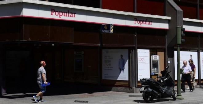 Una oficina del Banco Popular en el centro de Madrid, en una foto del 7 de junio de 2017, el día que se anunció la resolución de la entidad. AFP/Pierre-Philliope Marcou
