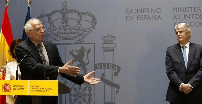 El ministro de Asuntos Exteriores Josep Borrell, y el exministro de Asuntos Exteriores Alfonso Dastis, en la ceremonia de traspaso de carteras en el Palacio de Santa Cruz en Madrid. (JAVIER LIZÓN | EFE)