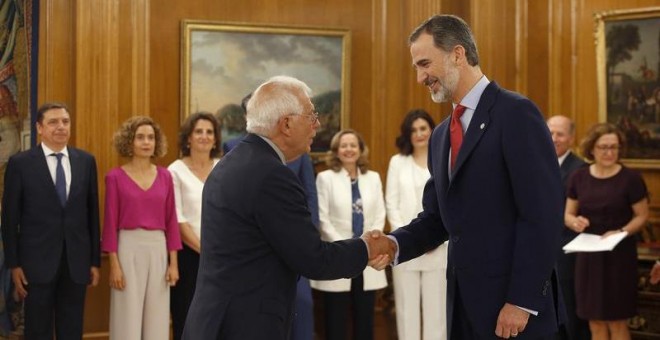 El nuevo ministro de Asuntos Exteriores del Gobierno de Pedro Sánchez, Josep Borrell, saluda al rey Felipe VI, tras prometer du cargo hoy en el Palacio de la Zarzuela. /EFE