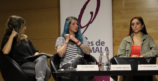 Las activistas Helena Maleno, a la izquierda, y Anabel Montes, a la derecha, en el encuentro ‘El naufragio de los Derechos Humanos en el Mediterráneo’ / PÚBLICO