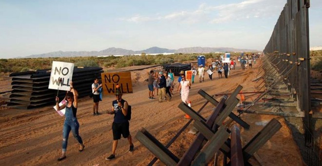 Protestas contra el muro de Trump en la frontera entre México y Estados Unidos. (JOSÉ LUIS GONZÁLEZ | REUTERS)