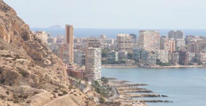 Imagen de edificios en la costa alicantina, en Albufereta. / Sinc