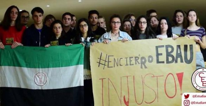 Unos 20 alumnos pasan la noche encerrados en la biblioteca de la Universidad de Extremadura en Badajoz contra la repetición de los exámenes de la EBAU. / Europa Press