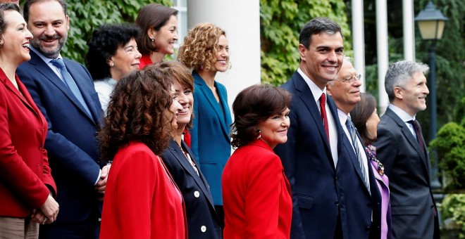 El presidente del Gobierno, Pedro Sánchez (4ºd), posa para la foto de familia con el resto del Ejecutivo tras la primera reunión del Consejo de Ministros. EFE/Chema Moya