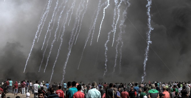 Cientos de palestinos observan las cápsulas de gases lacrimógenos lanzadas por Israel hacia los territorios palestinos en Gaza. EFE/Mohammed Saber