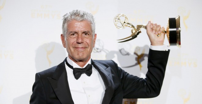 Anthony Bourdain posa con el premio especial para 'Anthony Bourdain Parts Unknown' en el backstage de los Creative Arts Emmy Awards 2015 en Los Ángeles, California. REUTERS