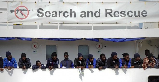 Un grupo de personas rescatada por el barco Aquarius en el Mediterráneo, antes de su desembarco en el puerto de Catania (Sicilia) el pasado 27 de mayo.- RETERS/ARCHIVO