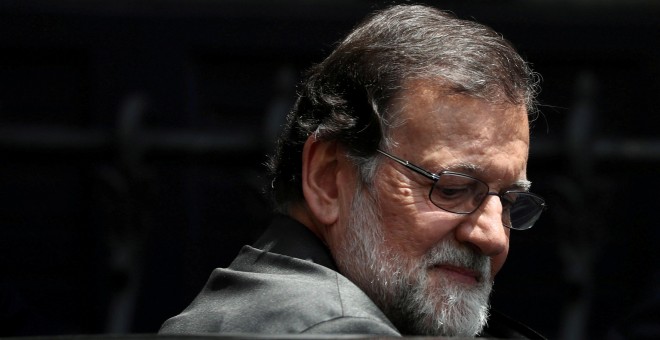 El presidente del PP, Mariano Rajoy, al abandonar el Congreso tras la moción de censura que le desalojó del Gobierno. REUTERS/Sergio Perez