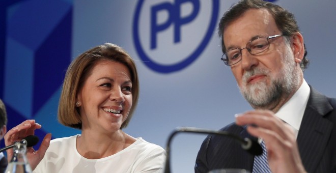 El presidente del PP, Mariano Rajoy y la secretaria general del partido, María Dolores de Cospedal, durante la reunión de la Junta Directiva Nacional de la formación. EFE/Mariscal