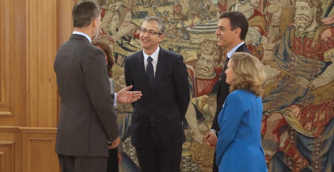 El nuevo gobernador del Banco de España, Pablo Hernández de Cos con el presidente del gobierno Pedro Sánchez, la ministra de Economia, Nadia Calviño, y el rey Felipe VI, tras la promesa de su cargo en el Palacio de la Zarzuela. EFE/JJ Guillén