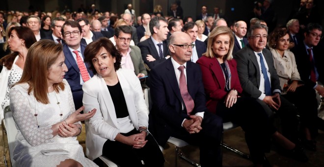 La presidenta del Congreso, Ana Pastor, conversa son exvicepresidenta del Gobierno Soraya Sáenz de Santamaría, y junto a ella, los exministros Cristóbal Montoro, Fátima Báñez, Juan Ignacio Zoido, Dolors Montserrat y Álvaro Nadas, al inicio de la reunión d