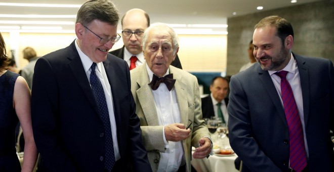 El presidente de la Generalitat Valenciana, Ximo Puig, acompañado del ministro de Fomento José Luis Ábalos, y el presidente del Club Siglo XXi, Inocencio Arias, durante el almuerzo-coloquio. EFE/Chema Moya