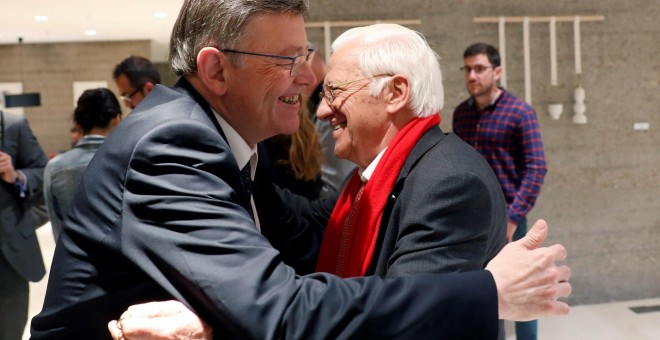 El presidente de la Generalitat Valenciana, Ximo Puig, saluda al Padre Ángel durante el almuerzo-coloquio organizado por el Club Siglo XXi, en Madrid. EFE/Chema Moya
