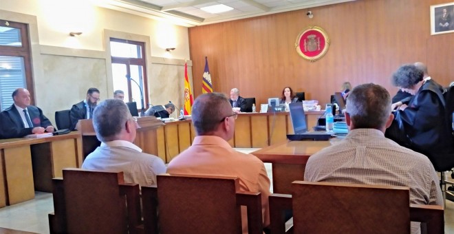 Los acusados por homofobia a una policía local de Palma, en el juicio. EUROPA PRESS