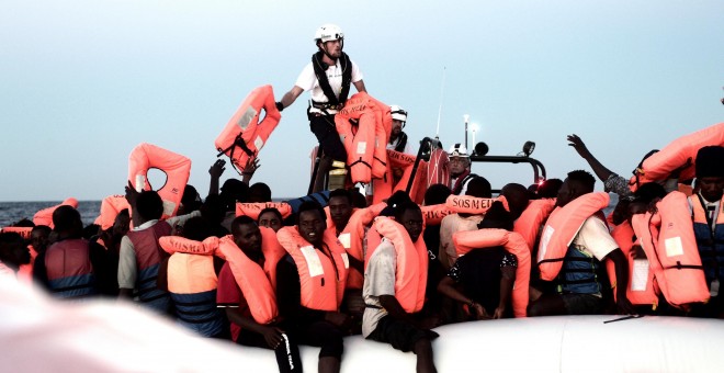 Personal de rescate del Aquarius ponen a salvo a un grupo de personas migrantes a la deriva, frente a las costas de Libia.- REUTERS/ Karpov