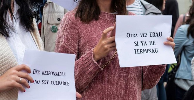 08/06/2018.- Estudiantes de Bachillerato se manifiestan frente a la Facultad de Filosofía y Letras del Campus de Cáceres después de que la Universidad de Extremadura (UEx) haya decidido repetir varios exámenes de la Evaluación para el Acceso a la Universi