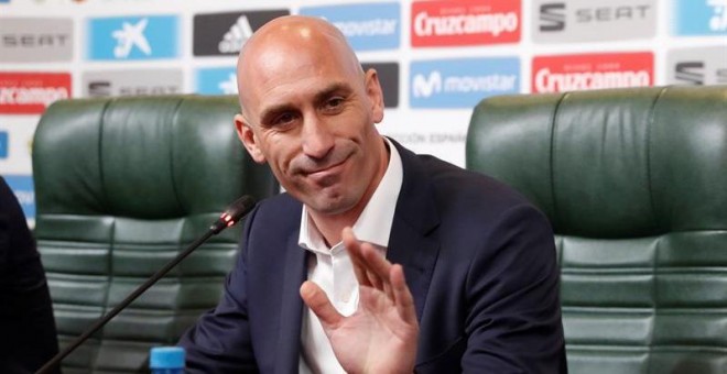 El presidente de la Federación Española de Fútbol, Luis Rubiales, posa durante la rueda de prensa en la que ha anunciado la destitución de Lopetegui. /EFE