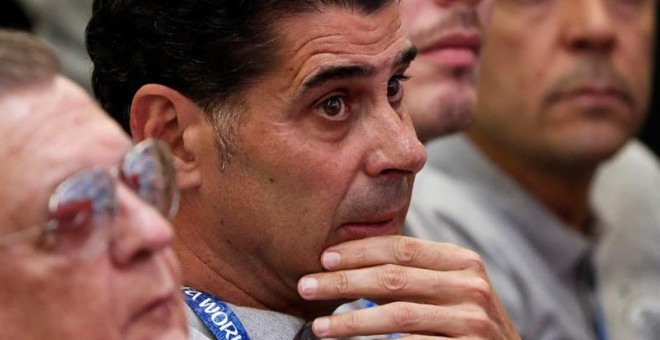 El director deportivo de la Federación Española de Fútbol, Fernando Hierro (c), reacciona durante la rueda de prensa que convocó el presidente de la RFEF, Luis Rubiales. /EFE