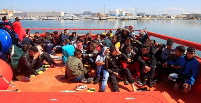 Los 66 inmigrantes rescatados esta mañana por Salvamento Marítimo cuando viajaban a bordo de cuatro pateras en el Estrecho de Gibraltar. EFE/A.Carrasco Ragel