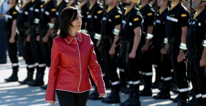 GRAF9296. TORREJÓN DE ARDOZ (ESPAÑA), 13/06/2018.- La ministra de Defensa, Margarita Robles, pasa revista durante la visita a la Unidad Militar de Emergencias, esta mañana en la base aérea de Torrejón de Ardoz.- EFE/Fernando Villar