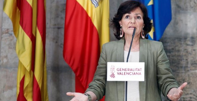 14/06/2018.- La vicepresidenta del Gobierno, Carmen Calvo, durante la rueda de prensa que ha ofrecido, junto al president Puig, tras la reunión de trabajo para coordinar la llegada al puerto de València de los inmigrantes del buque Aquarius. EFE/ Juan Car