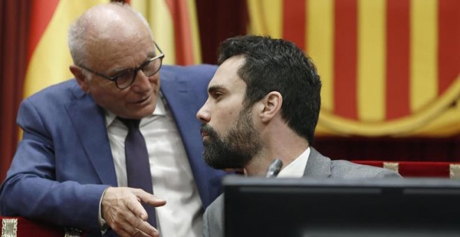 06/06/2018.- El presidente del Parlament, Roger Torrent, y el secretario de la cámara catalana, Xavier Muro (i), durante el pleno del Parlament en el que el presidente de la Generalitat, Quim Torra, ha comparecido para dar cuenta de la estructura y la com