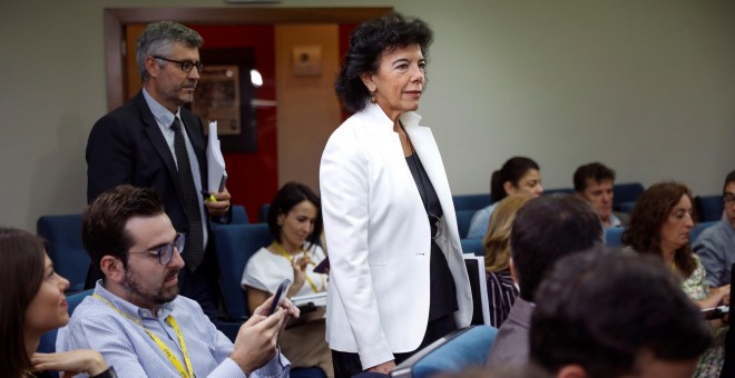 La ministra de Educación, FP y Portavocía del Gobierno Isabel Celaá, y el secretario de Estado de Comunicación Miguel Ángel Oliver, a su llegada a la rueda de prensa porterior al Consejo de Ministras y Ministros. EFE/Emilio Naranjo