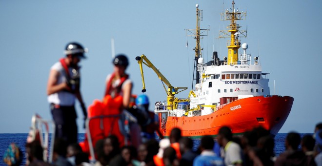 El barco de rescate MV Aquarius es visto por los migrantes  rescatados por la organización SOS Mediterranee durante una operación de búsqueda y rescate (SAR) en el Mar Mediterráneo. REUTERS / Tony Gentile