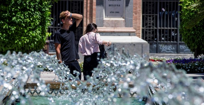 Un joven se seca el sudor este mediodía en la Glorieta de España, Murcia./EFE