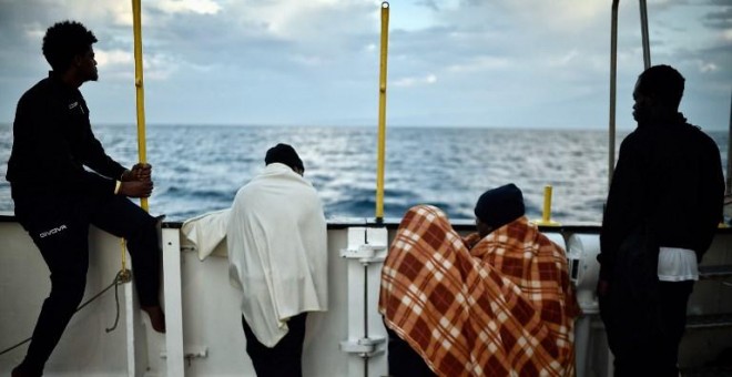 Varios migrantes en el interior del Aquarius. - AFP