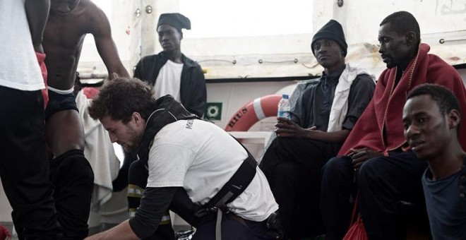 Fotografía cedida por la ONG 'SOS Mediterranee' que muestra a varios de los 629 inmigrantes rescatados a bordo del barco Aquarius. - EFE