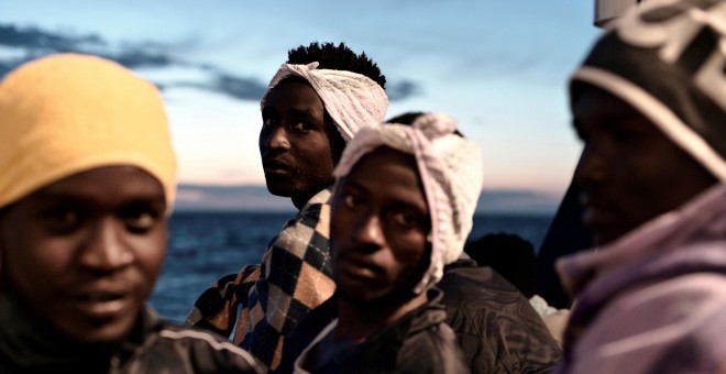 Varios de los rescatados, a bordo del Aquarius, en camino a València.- Karpov / SOS Mediterranee/
