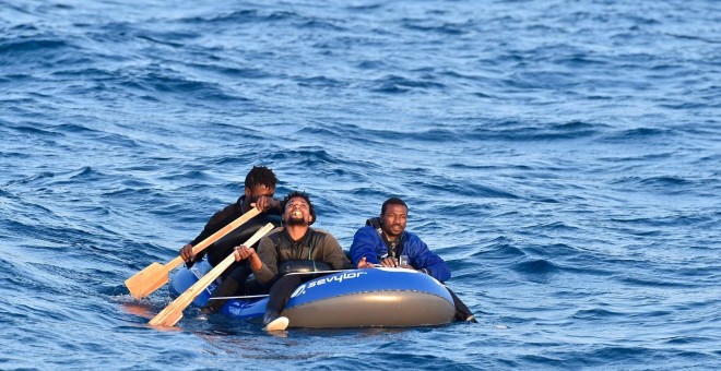 Varias personas intentan cruzar el Estrecho a bordo de una balsa de juguete.- SALVAMENTO MARÍTIMO