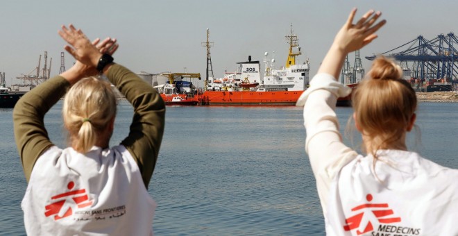 Dos voluntarias de Médicos Sin Fronteras saludan a las personas que viajaban en el Aquarius a su llegada a Valencia. - EFE