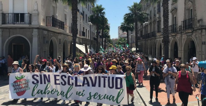 Miles de personas se manifiestan en Huelga, una convocatoria organizado por el SAT, CNT y CGT / Raúl Bocanegra