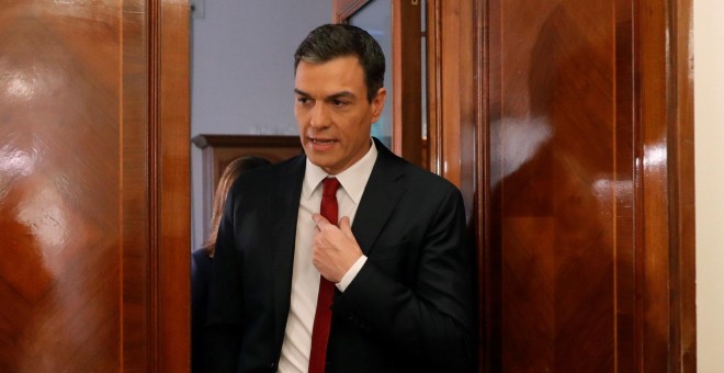 El presidente del Gobierno, Pedro Sánchez, a su llegada a la entrevista con TVE, la primera que ofrece desde que accedió al cargo, en el Palacio de La Moncloa. EFE/JuanJo Martín