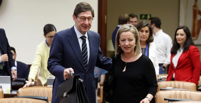 El presidente de Bankia, José Ignacio Goirigolzarri, junto a la diputada Ana Oramas, presidenta de la Comisión de Investigación de la crisis financiera y rescate bancario del Congreso de los Diputados, momentos antes de su comparecencia ante dicha comisió