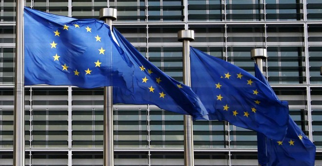 Banderas de la UE en el exterior de la sede de la Comisión Europea, en Bruselas. REUTERS/Francois Lenoir