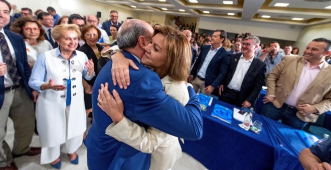 La secretaria general del PP y presidenta del partido en Castilla-La Mancha, María Dolores de Cospedal, es felicitada tras anunciar hoy su candidatura para liderar el PP, en la Junta Directiva Regional del PP de Castilla-La Mancha. EFE /Ismael Herrero