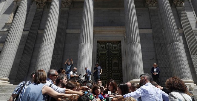 La exvicepresidenta del Gobierno Soraya Sáenz de Santamaría, ha anunciado a los medios de comunicación, en la Puerta de los Leones del Congreso, que va a presentar su candidatura para presidir el Partido Popular. EFE/Chema Moya