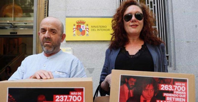 El portavoz de la Asociación para la Recuperación de la Memoria Histórica, Bonifacio Sánchez, y la periodista Cristina Fallarás, posan ante el Ministerio del Interior. (FERNANDO ALVARADO | EFE)