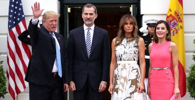 El presidente de EEUU, Donald Trump, y su esposa Melania Trump reciben a los reyes Felipe VI y Letizia en la Casa Blanca, en Washington. REUTERS/Jonathan Ernst