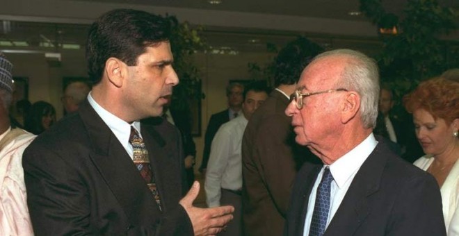 Gonen Segev habla con el que fuera primer ministro de Israel, Isaac Rabin, en una imagen fechada a principios de los 90. (REUTERS)