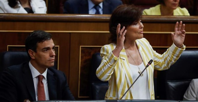 La vicepresidenta y ministra socialista, Carmen Calvo, durante la primera sesión de control del Gobierno en la Cámara Baja / EFE