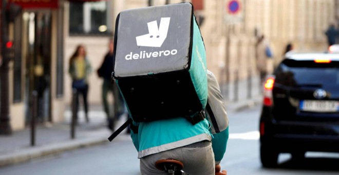 Un trabajador de Deliveroo. REUTERS/Charles Platiau