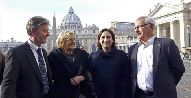 Los alcaldes de Zaragoza, Pedro Santisteve, de Madrid, Manuela Carmena, de Barcelona, AdaColau, y de Valencia, Joan Ribó, en una visita al Vaticano en diciembre pasado. / EFE / JORGE ORTIZ