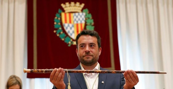 20/06/2018.- El candidato socialista a la alcaldía de Badalona (Barcelona), Álex Pastor, muestra el bastón de mando tras desbancar a la alcaldesa Dolors Sabater (Guanyem Badalona en Comú) al frente del gobierno municipal con los catorce votos de PSC, PP y