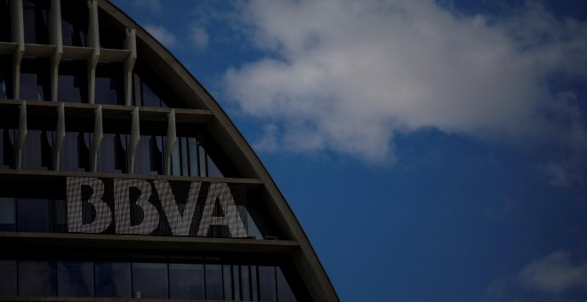 El logo de BBVA en el edificio conocido como La Veleta su sede en la zona norte de Madrid. REUTERS/Juan Medina