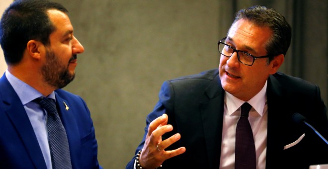 A la derecha, el vicecanciller austriaco Heinz Christian Strache con el ministro del Interior de Italia, Matteo Salvini. / REUTERS