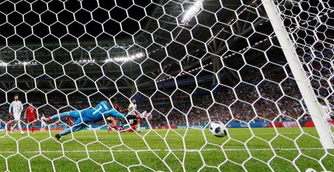 El afortunado gol de Costa. (DIEGO AZUBEL | EFE)